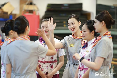 重慶空姐與動(dòng)姐攜手開(kāi)展服務(wù)禮儀培訓(xùn)，積極備戰(zhàn)暑運(yùn)高峰